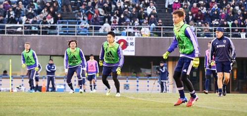 ◆日本代表◆４４２の中盤が右から本田、遠藤、香川、乾のフラットで驚愕するスレ