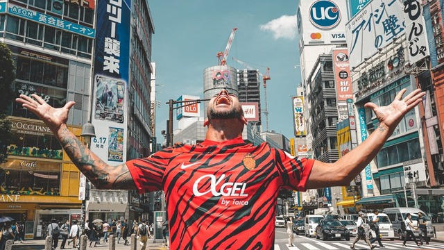 ◆画像◆マジョルカMFダニ・ロドさん、渋谷スクランブル交差点の中心で新ユニで叫ぶ😱