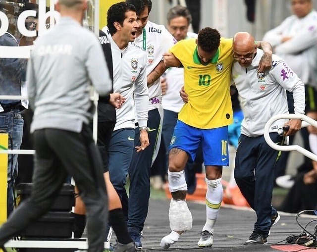 ◆悲報◆ブラジル代表ネイマール、親善試合で足首靭帯断裂し代表離脱、コパ・アメリカ欠場決定