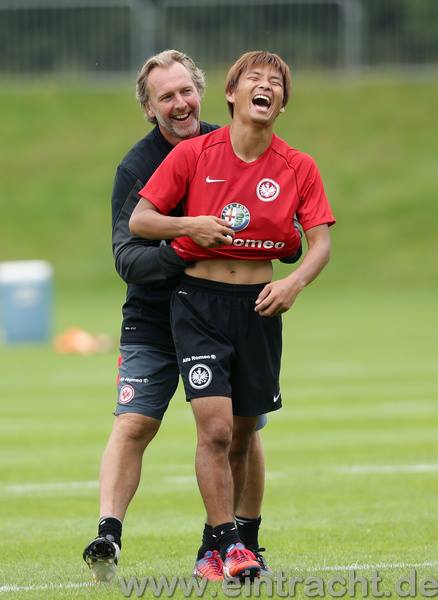 ◆フランク乾◆コーチが後ろから迫ってきてシャツの中に手を・・・・・