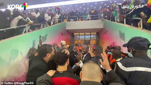 ◆悲報◆セネガルサポ、レーザーポインターだけじゃなかった！引き上げるサラーに物を投げつける…FIFAが調査開始