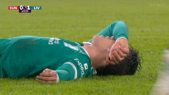 ◆悲報◆リバプールMF遠藤航、久々の先発もクリア時に膝をグネって担架で退場…重症か