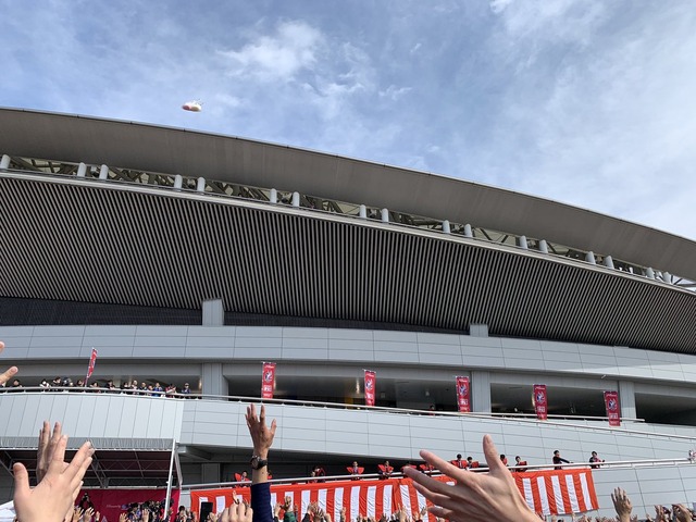 ◆スタジアム◆国立競技場棟上げで餅まき…はるか上空から落とされる餅が当たったら痛そうだと話題に！