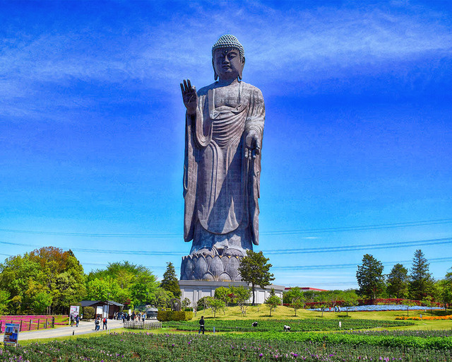 ◆小ネタ◆香港を訪れた神ズラタン・イブラヒモビッチ、大仏の前でロッキー気取りで☘️