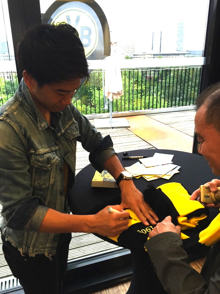 ◆画像小ネタ◆香川真司デュッセルドルフでＢＶＢの日本交流イベントに出席　山田大記似のファンとパシャリ