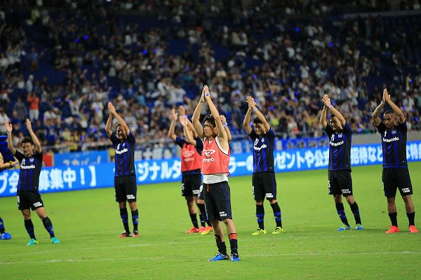 ◆画像◆G大阪イレブンが試合後サポとアイスランド儀式してる最中の一枚がシュールすぎると話題に！