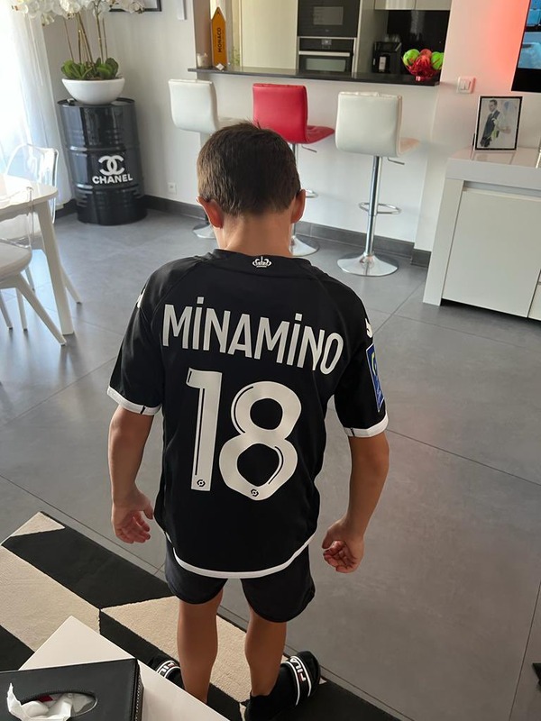 ◆画像◆モナコFW南野タキのちびっこファンの家にシャネルのドラム缶が！いいところのお坊ちゃんか？😀