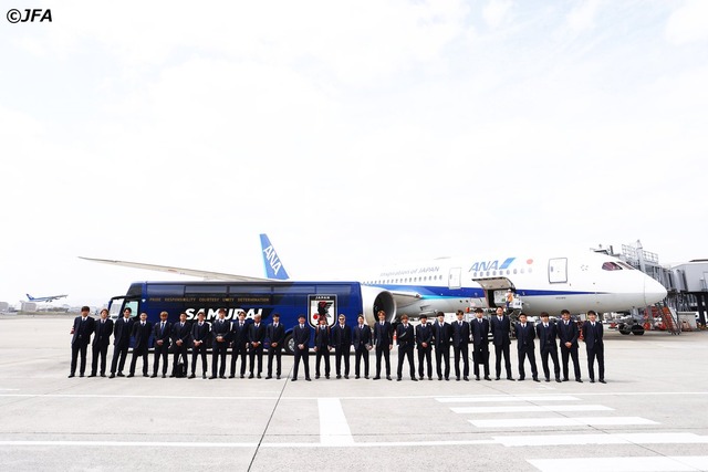 ◆画像◆日本代表の面々、新スポンサーANAの旅客機の前で集合写真