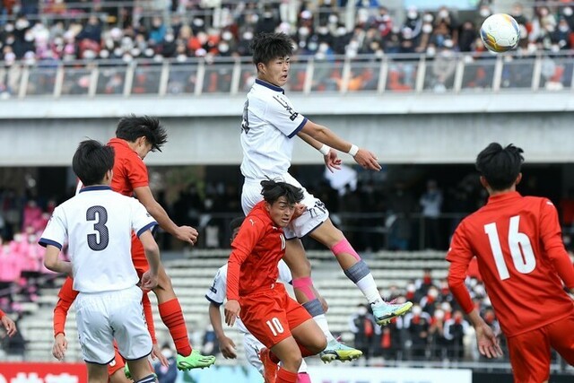 ◆高校サッカー◆「とんでもないゴール」日大藤沢198cm森重陽介の衝撃ヘッド弾にファン驚愕！「えぐい高さ」