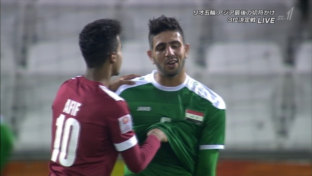 ◆画像◆3位決定戦でカタール10番にシャツの内側に手を突っ込まれアヘ顔のイラク選手ワロタｗｗｗ