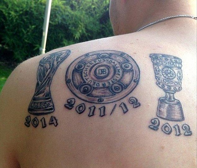 ◆ブンデス◆グロスクロイツ（ドルトムント）肩にＷ杯トロフィーのタトゥーを彫る