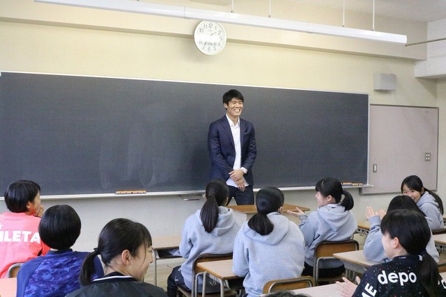◆画像◆女子高生を前に教壇に立ちにっこり笑顔の冨安健洋