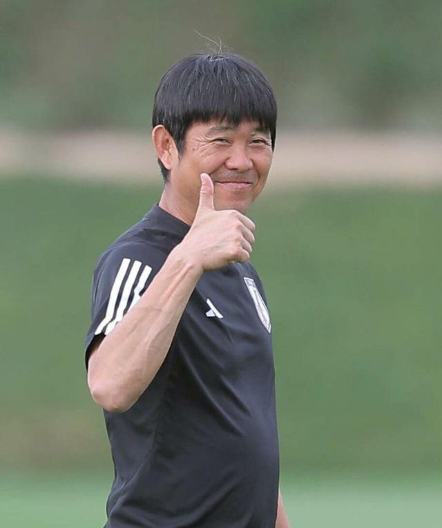 ◆画像◆日本代表森保一監督が不自然な笑顔でサムアップしてて🌿