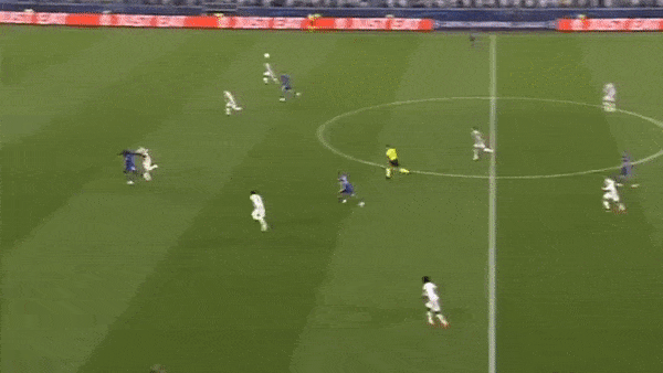 ◆Gif小ネタ◆ユーベ戦裏抜け狙って走るルカクさん、偶然ボールが頭頂部に直撃してしまう