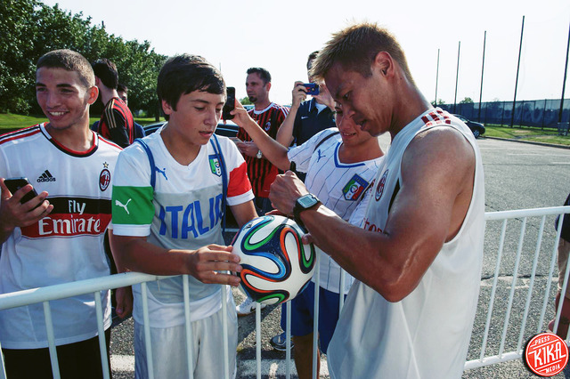 ◆ミラン本田◆意外？出待ちのファンに本田がハイタッチ！－ミランNYのホテルから出発時ロング動画