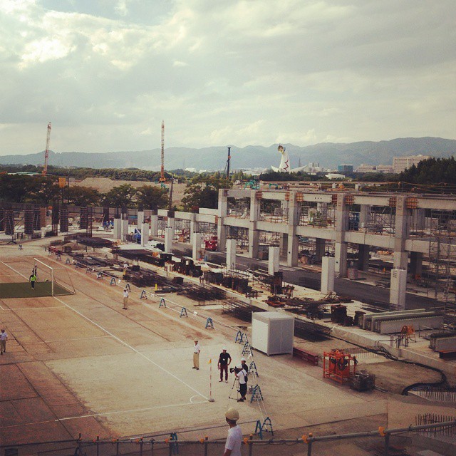 ◆Ｊスタジアム◆建設中のガンバのスタジアム、タッチラインと客席最前列がむっちゃ近い