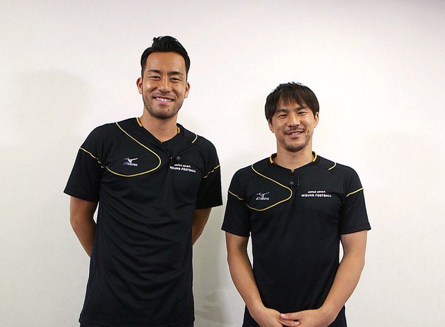 ◆代表小ネタ◆イギリスから同便で向かい合う席の吉田麻也が岡崎に「きつぃー、向かい合うのきつぃー」
