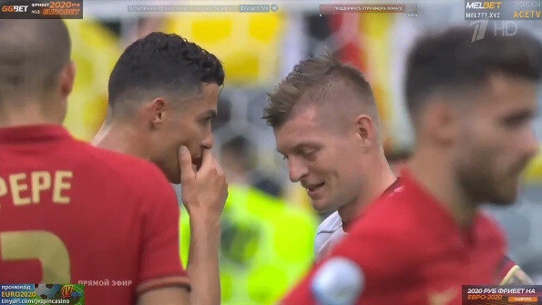 Euro 試合後クリロナさんとクロースがむっちゃ仲良さそうに話しててワロタｗ サッカーまとめアンテナ サッカーラボアンテナ