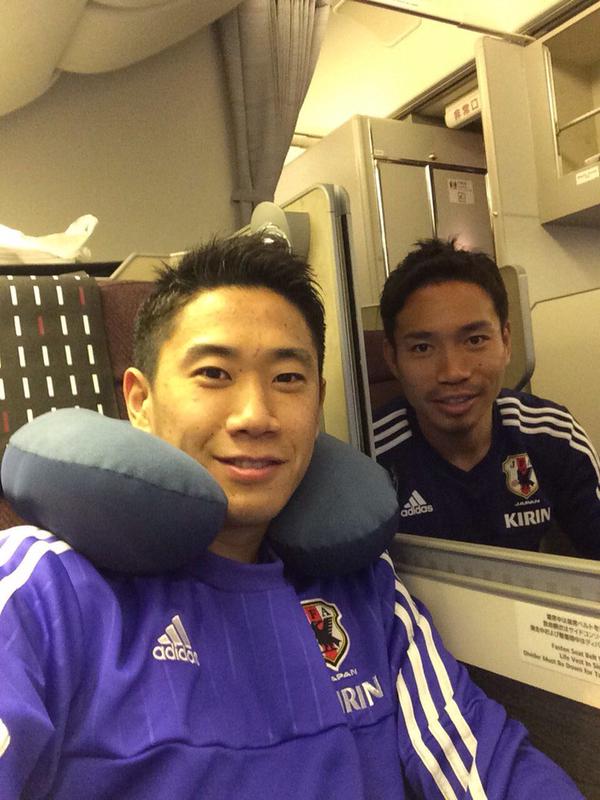 ◆代表小ネタ◆香川真司ツイの出発挨拶画像見たら長友が飛行機の窓の外にいてビビった
