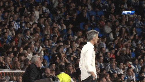 ◆悲報◆ローマ指揮官モウリーニョさん、ベンチから慌てて飛び出してスッテンコロリン！きれいに後転して照れ隠し😭