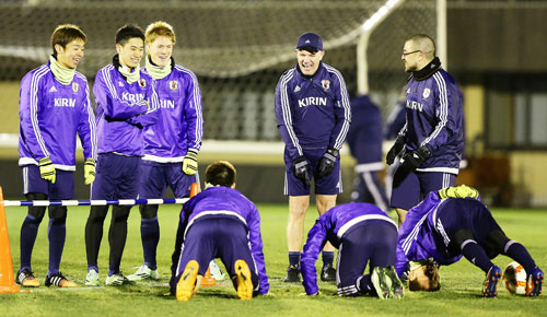 ◆代表小ネタ◆フットバレーで負けたバツゲーで土下座っぽくなってる岡崎･長友･乾