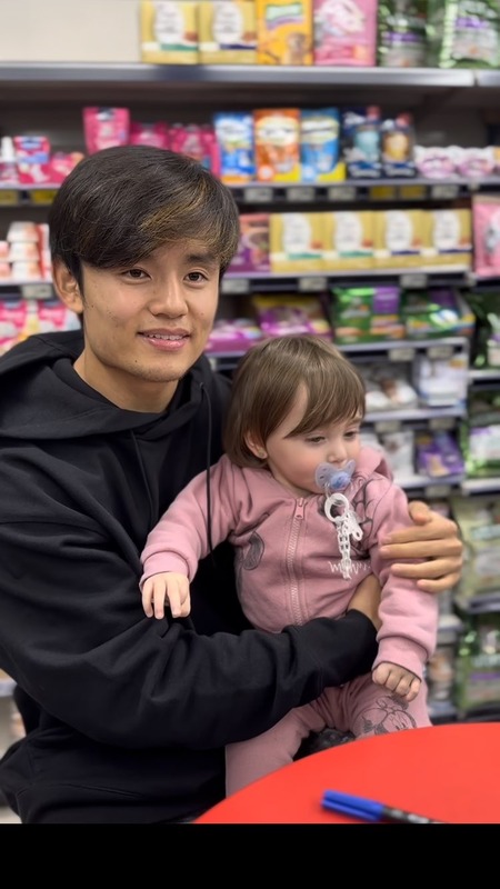 ◆画像◆ソシエダMF久保建英くんさん、サイン会でスペインの幼児を抱いてパシャリ