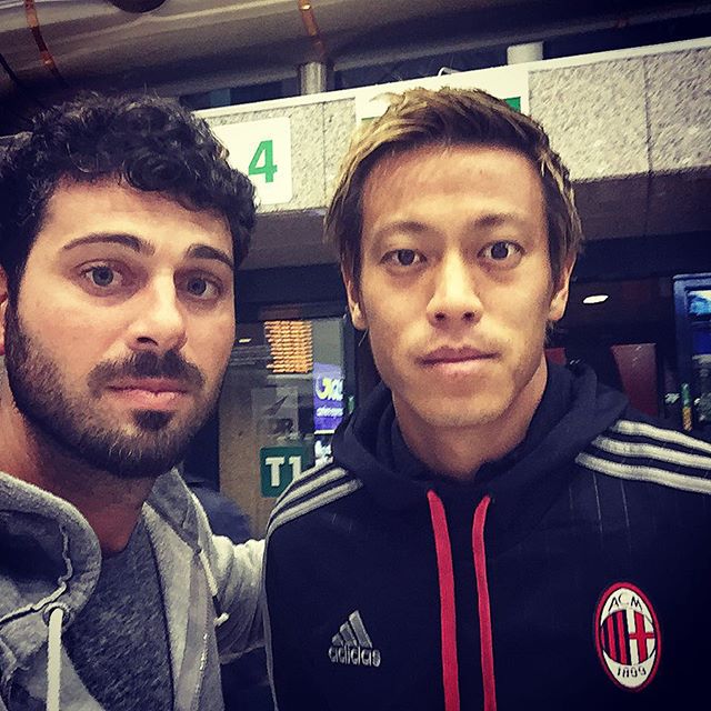 ◆ミラン本田◆ローマへの移動中、ファンとツーショット！