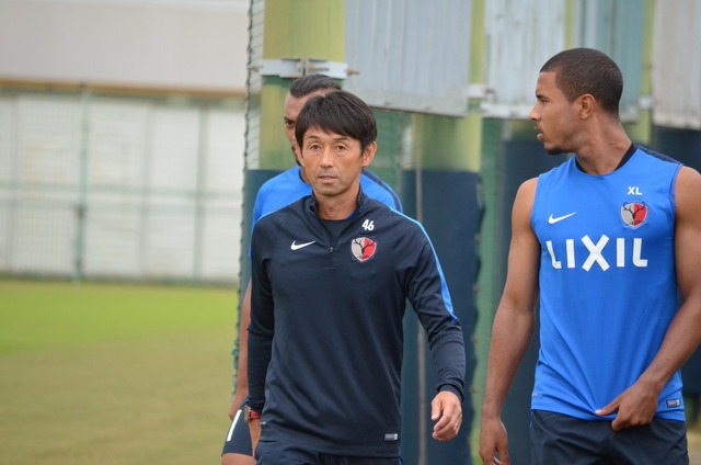 ◆Jリーグ◆鹿島石井監督練習復帰！両サイドに従えるブラジル人選手がSPみたいでワロタｗｗｗ