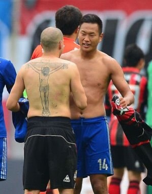 ◆画像◆エスクデロ競飛王の背中のタトゥーがオレたちひょうきん族だと話題に！