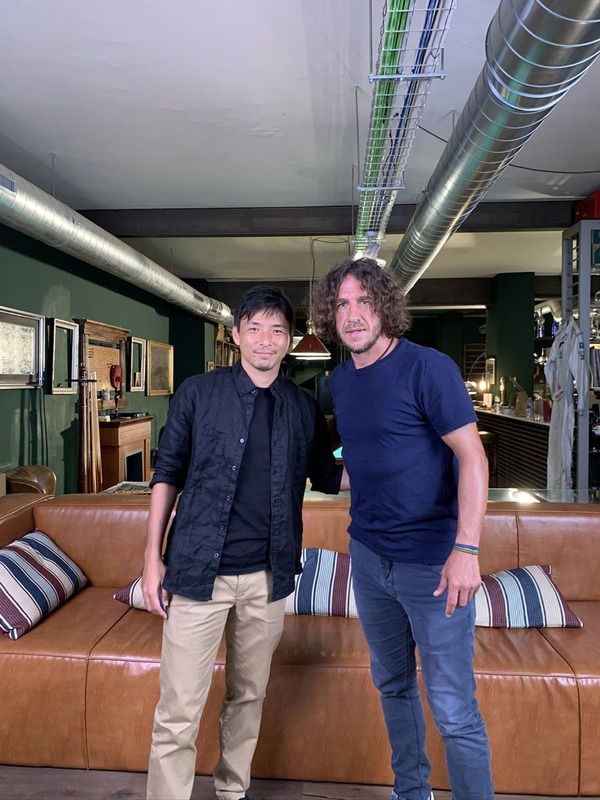 ◆画像◆乾貴士、バルサのレジェンド、カルロス・プジョールと会う