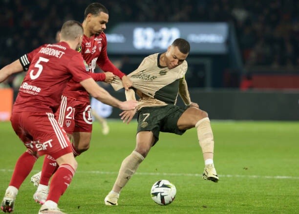 ◆悲報◆パリ・サンジェルマンFWエンバペ、ユニ引っ張られてタケコプターされてしまう😭