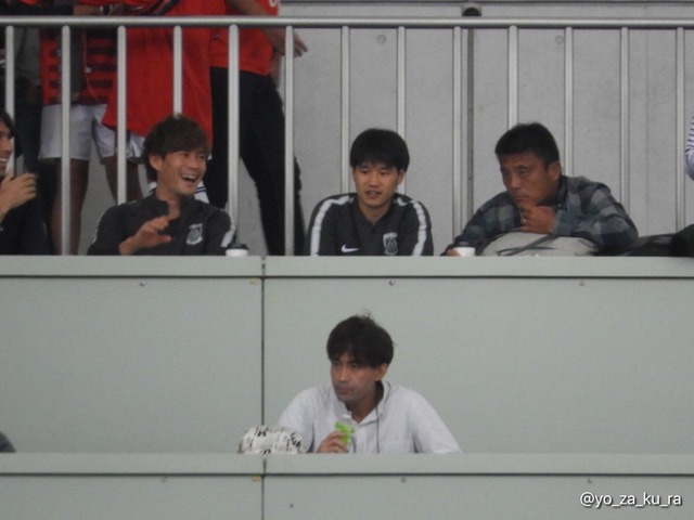 ◆画像◆埼スタの関係者席の小山田の隣になぜか湘南監督チョウ・キジェがいると話題に！