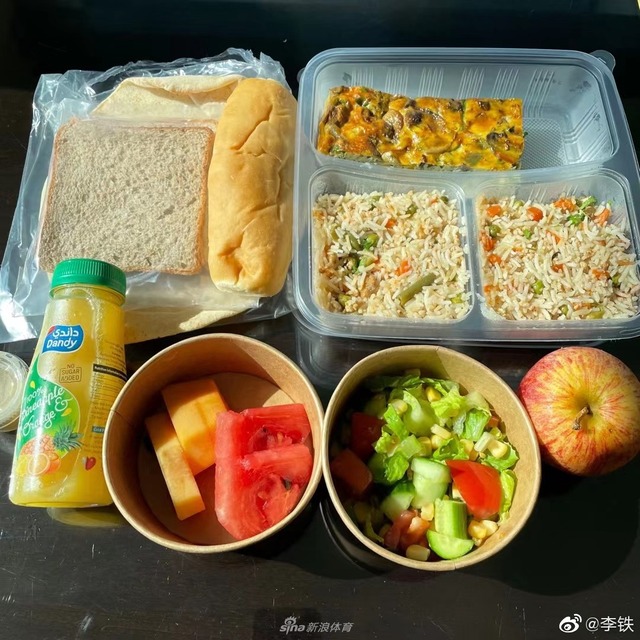 ◆悲報◆中国代表、カタール入国時に肉類没収されお食事に肉なし！