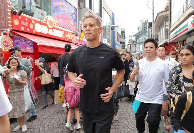 ◆ゲリラ◆アース出身本田圭佑さん、原宿をゲリラランニング！ついでに出店で買い食い