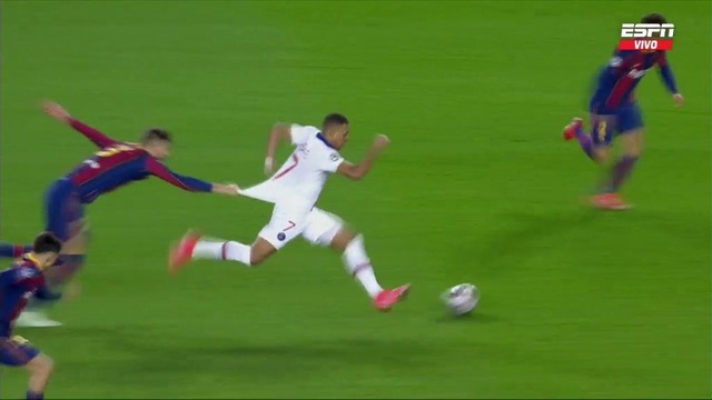 ◆リーガ◆ペドリに引っ張られたヴィニシウスのユニフォームがノビノビ過ぎて☘️