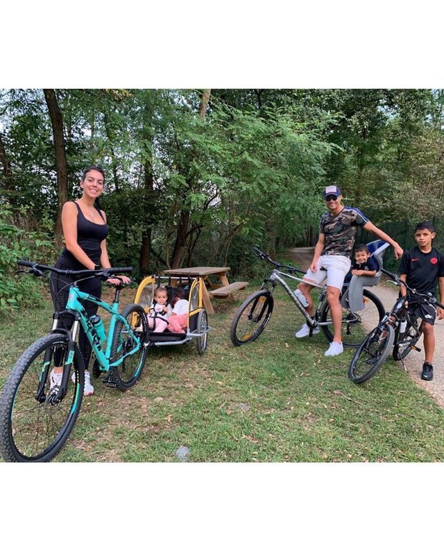 ◆動画◆後ろに子供用座席つけて息子を乗せて自転車でピクニックに出かけるクリスティアーノ・ロナウドｗ