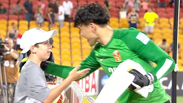 ◆アジア杯◆中国代表GKに「左へ飛んで」サウジアラビア戦PKの危機を救った地元の少年ホワイト君が話題に