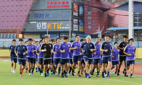 ◆東アジア杯◆前代未聞！選手より芝守る　アップは別会場…テレビ関係者「予定のキックオフ時間に本当に試合が始まるのか」