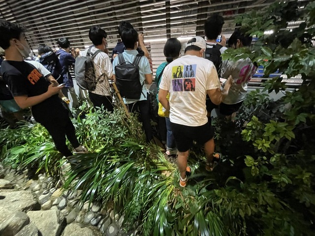 ◆悲報◆パリ・サンジェルマン戦で国立に集まった海外厨、NMM見たさで国立周りの植栽を踏み潰していた模様