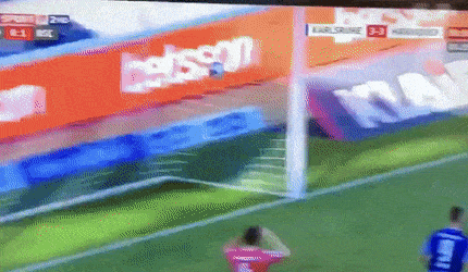 ◆Gif小ネタ◆ブラジルW杯優勝メンバーGKが一発退場になったボディアッパーが豪快すぎて草ｗｗｗ