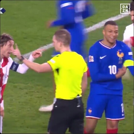 ◆悲報◆フランス代表FWエンバペ、クロアチア戦ダイブしてモドリッチにこっぴどく怒られる😭