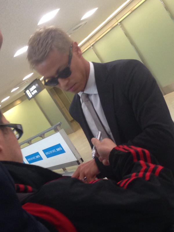 ◆ミラン本田◆帰国、スーツにサングラスで　ファンにサインのサービスも