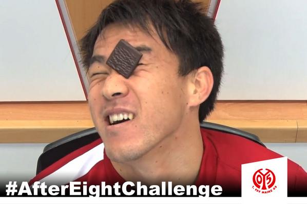 ◆悲報◆マインツ岡﨑、おでこを使ってチョコを食べさせられる(´・ω・｀)