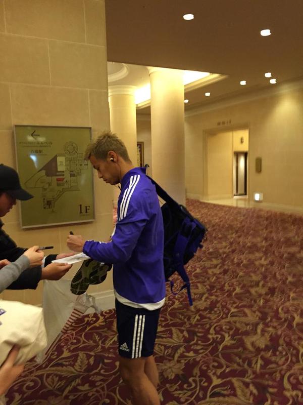 ◆代表小ネタ◆本田圭佑＆アギーレ　ホテルの通路でファンサービスでサイン！