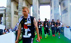 ◆Ｗ杯小ネタ◆ドイツ代表祝勝会ステージに抜き足差し足現れ、順番にマカンコウサッポウ