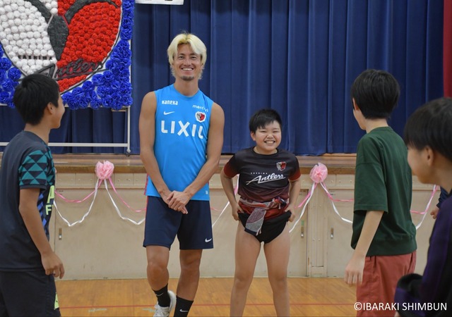 ◆悲報◆鹿島FW鈴木優磨さん、訪問した小学校で小学生に”ブルマ”パンツで煽られる🤓