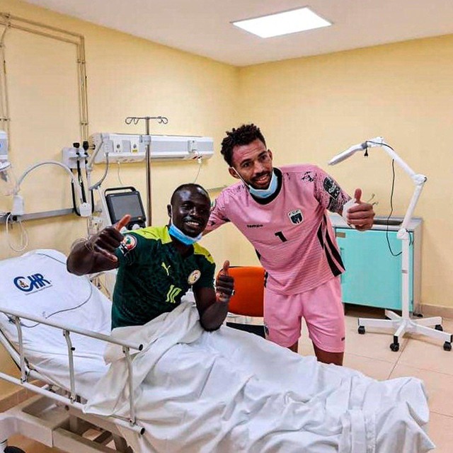 ◆ほっこり◆リバポFWサディオ・マネさん、ANCでGKと激突して入院中、バイク事故で瀕死の青年の医療費払ってあげる聖人っぷり披露