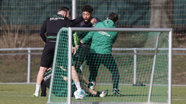 ◆悲報◆ハノーファーの日本代表FW原口元気、チームメイトとの衝突から危うく乱闘騒ぎ…