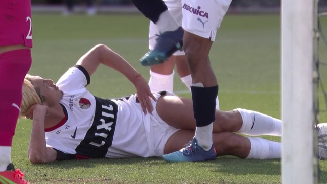 ◆悲報◆鹿島FW鈴木優磨さんわざわざ横浜ゴール前に戻り寝そべって煽りパフォ…手を踏まれて悶絶😭