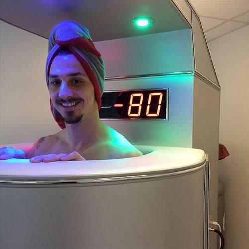 ◆動画小ネタ◆ズラタン・イブラヒモビッチが海パン一丁で雪中泳ぎしててワロタｗｗｗｗ